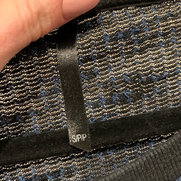 Razzle Dazzle | Black & Black Pullover - Picture 5 of 6